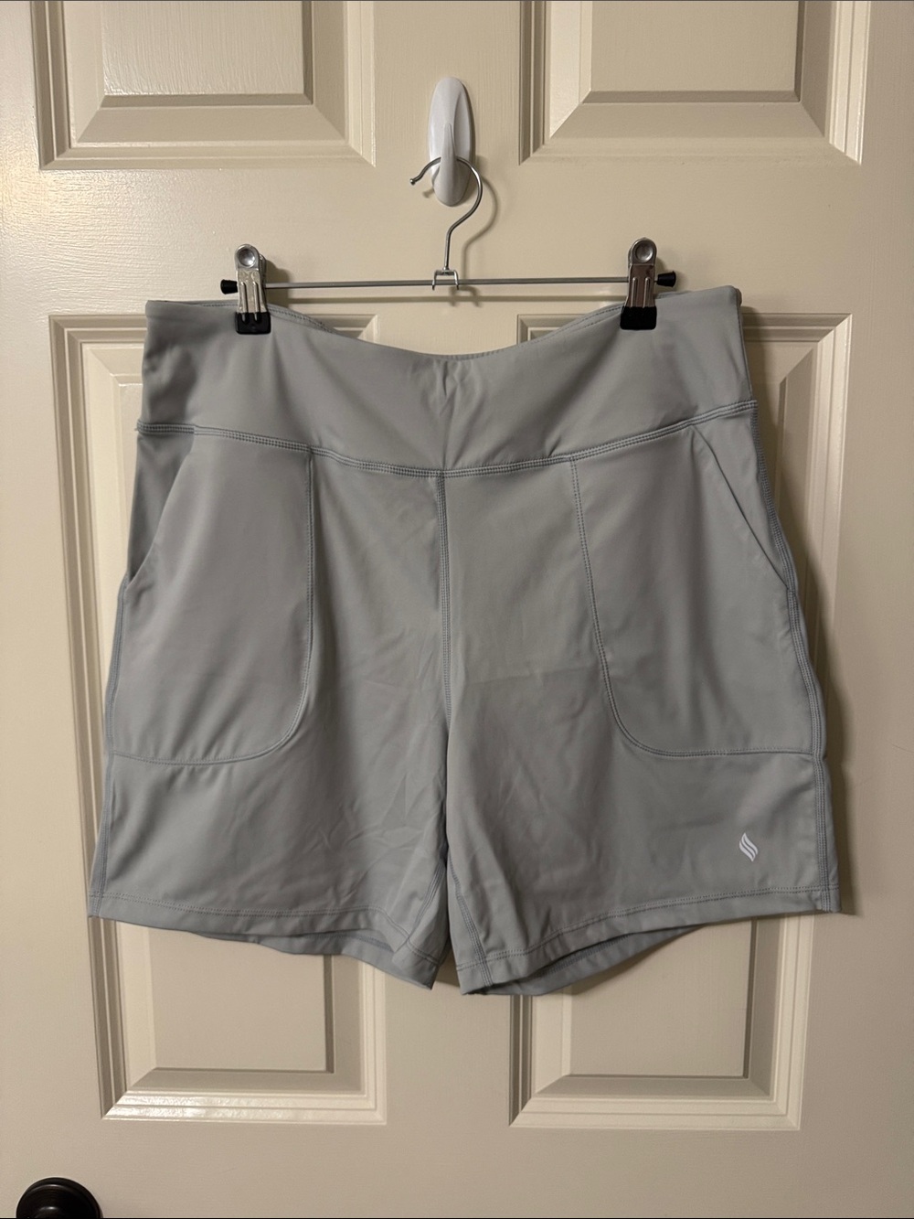 Women’s Light Gray Athletic Performance Shorts with Pockets 6”